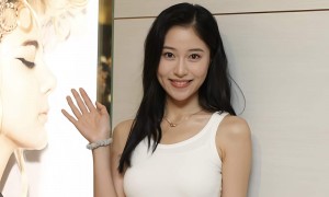 香港小姐冠军好评如潮，大方展示胸前胎记，获封“翻版李嘉欣”